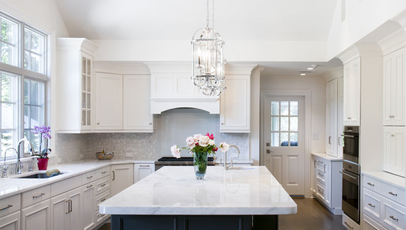 Traditional Home Design with White Farmhouse Kitchen Cabinets